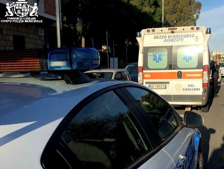 L'ambulanza in via Flavio Gioia (foto Mario Rosas)