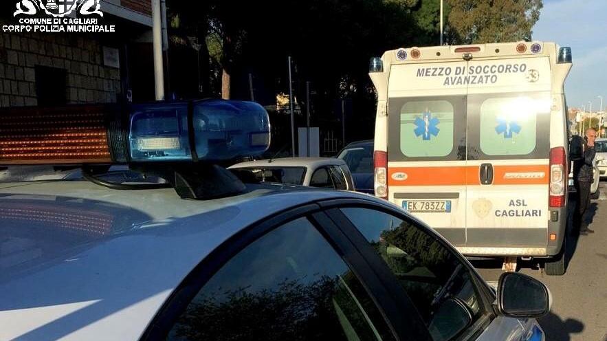 L'ambulanza in via Flavio Gioia (foto Mario Rosas)