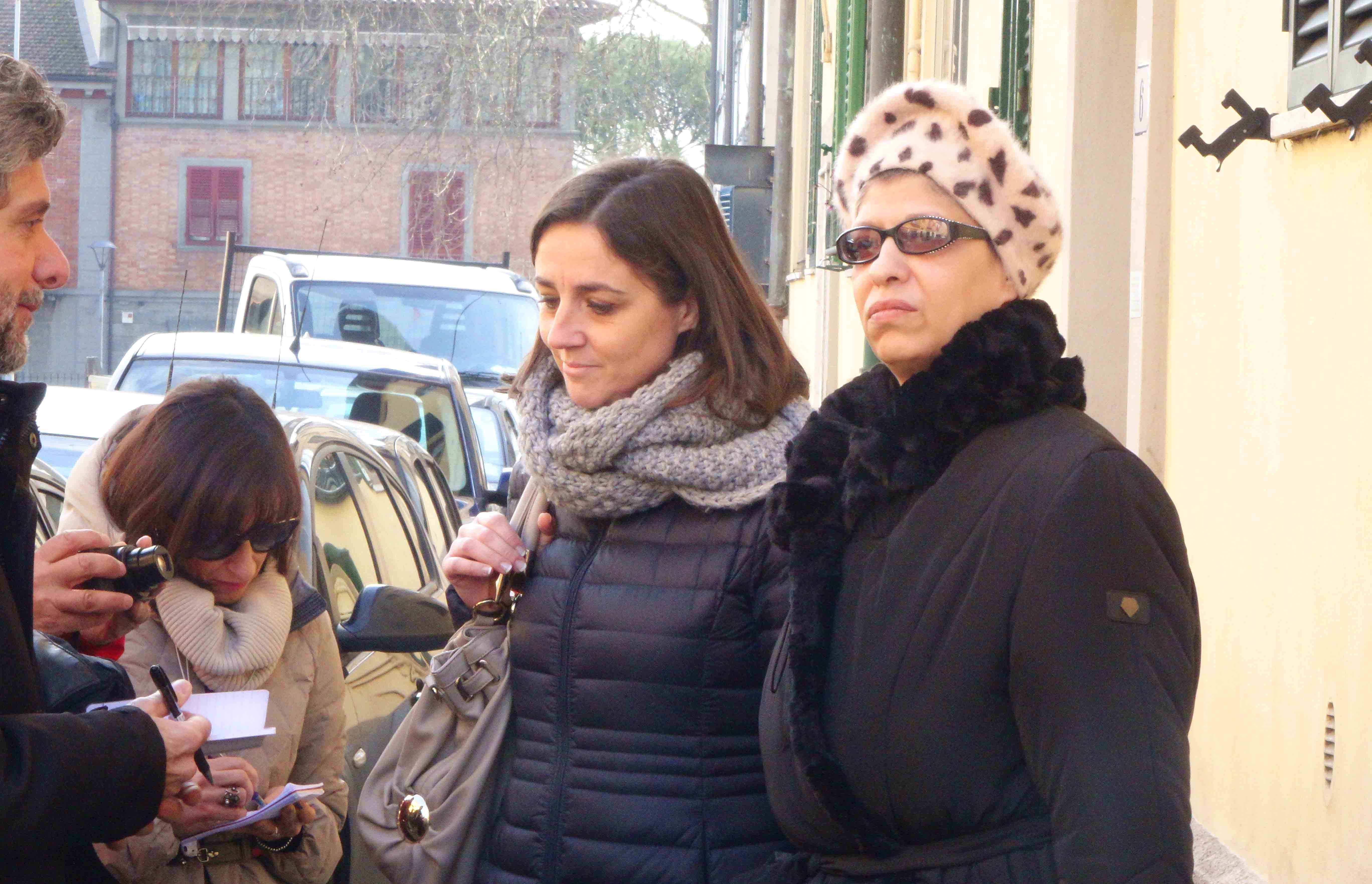 Bogdana Marinova Vesselinova (a destra) con il suo avvocato
