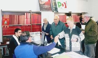 Un momento del voto di ieri nella sezione dell’ex biblioteca a Solvay