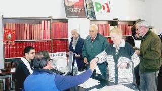 Un momento del voto di ieri nella sezione dell’ex biblioteca a Solvay