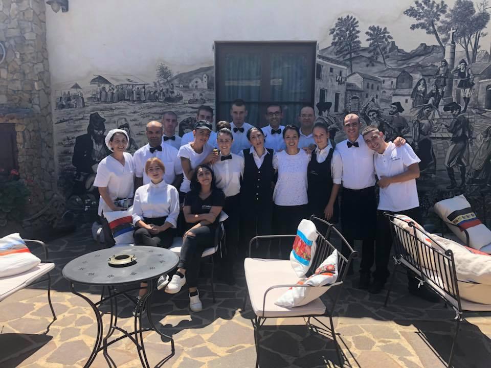 Il personale di Sa Mandra in una foto pubblicata sulla pagina Facebook dell'agriturismo