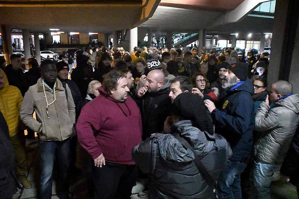 Alcuni dei tifosi sotto il Comune