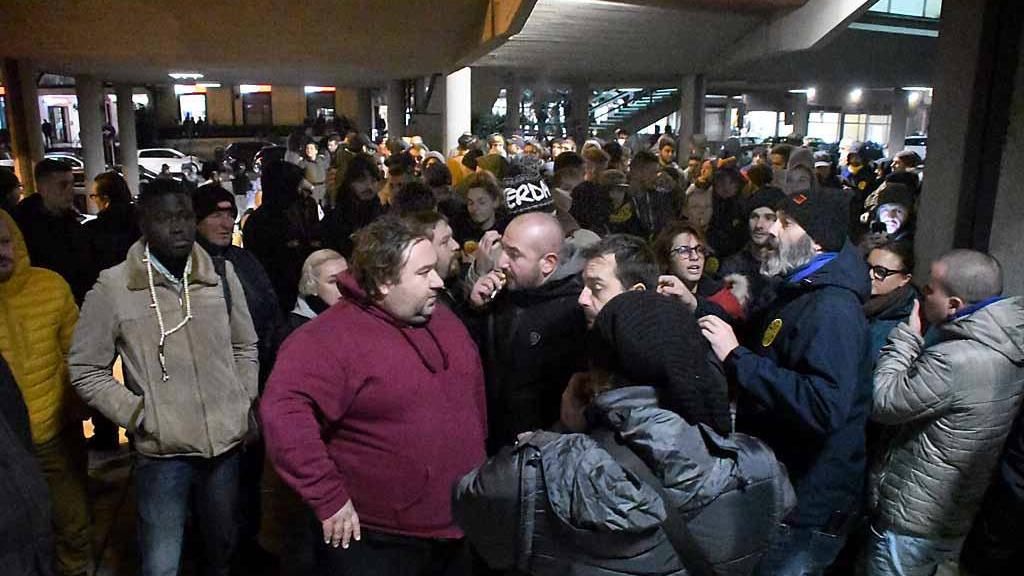 Alcuni dei tifosi sotto il Comune