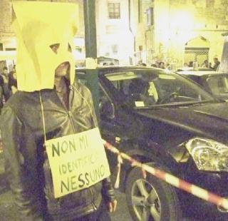 Due immagini della protesta dei giovani con il cappuccio sabato notte in piazza delle Vettovaglie a Pisa