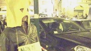 Due immagini della protesta dei giovani con il cappuccio sabato notte in piazza delle Vettovaglie a Pisa