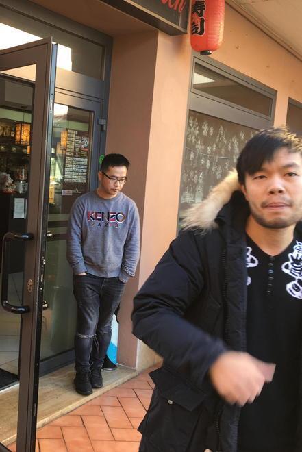 Furto al ristorante Zen rotta una porta a vetri