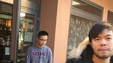 Furto al ristorante Zen rotta una porta a vetri