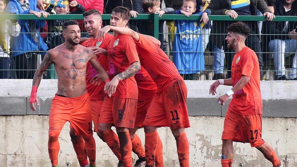 Va fortissimo la maglia del bomber Caccavallo