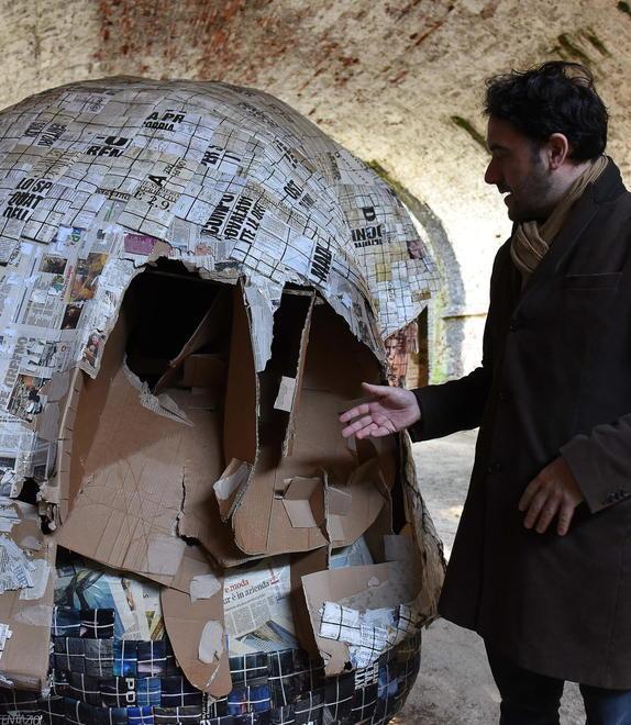 Sfregiata una statua della Biennale «Questa è una violenza per la città» 
