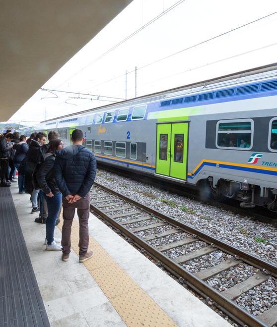 Il treno non arriva protesta degli utenti
