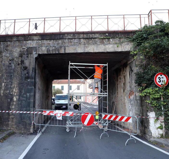 Cadono calcinacci: chiuso il sottopasso di via Battisti 