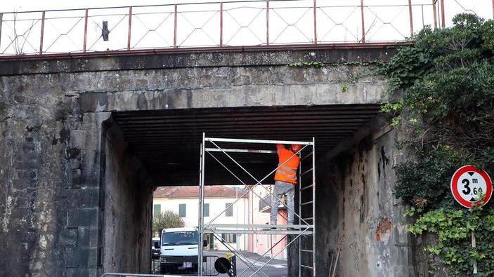 Cadono calcinacci: chiuso il sottopasso di via Battisti