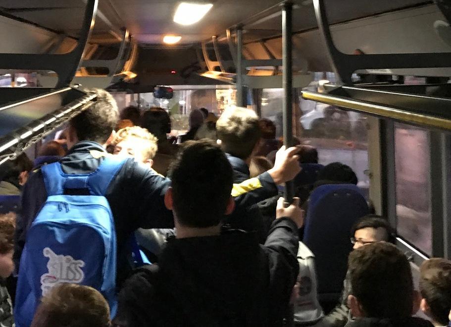 Il pullman è troppo pieno E gli studenti restano a terra 
