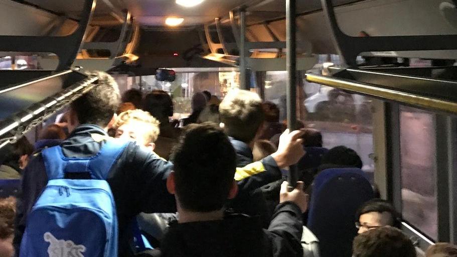 Il pullman è troppo pieno E gli studenti restano a terra