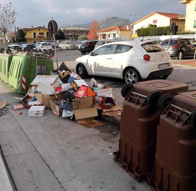Cassonetti capovolti dalla stessa Alia spa 