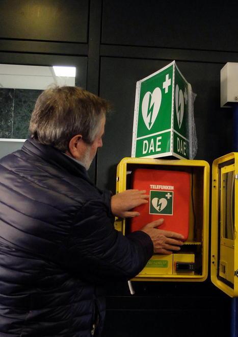 Defibrillatore per le urgenze al parcheggio del Serraglio