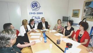 La protesta di un artigiano in strada e sopra un incontro della Cna del Circondario