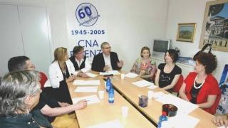 La protesta di un artigiano in strada e sopra un incontro della Cna del Circondario