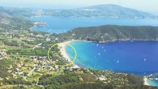 Veduta aerea del golfo di Lacona Nel cerchio la spiagga in vendita