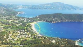 Veduta aerea del golfo di Lacona Nel cerchio la spiagga in vendita