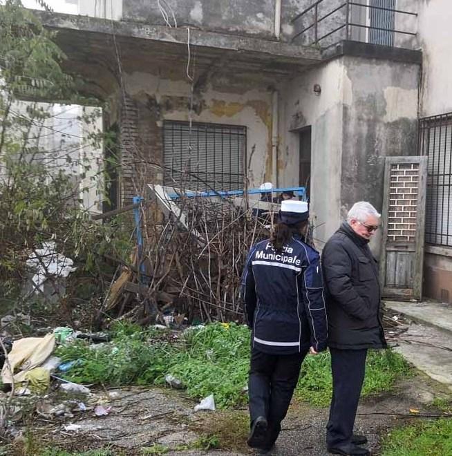 Palazzina della Coop occupata abusivamente Intervento dei vigili 