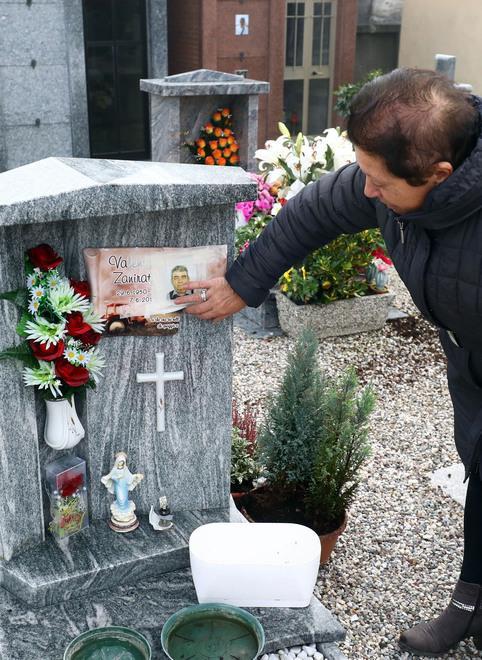 Vandali in azione nel cimitero Sfregiate le tombe e rotti i vasi 