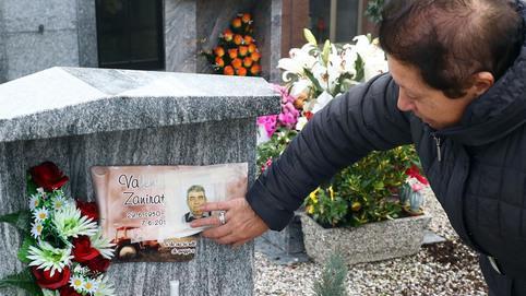 Vandali in azione nel cimitero Sfregiate le tombe e rotti i vasi