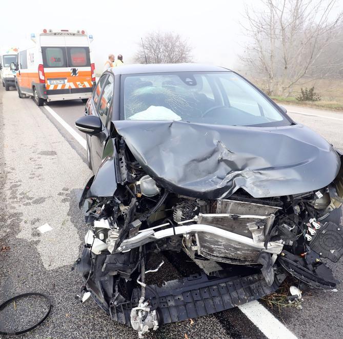 Auto contromano finisce sotto un camion Ferite due persone 