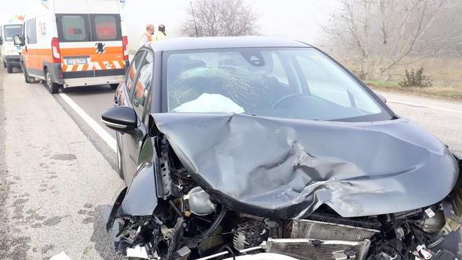 Auto contromano finisce sotto un camion Ferite due persone