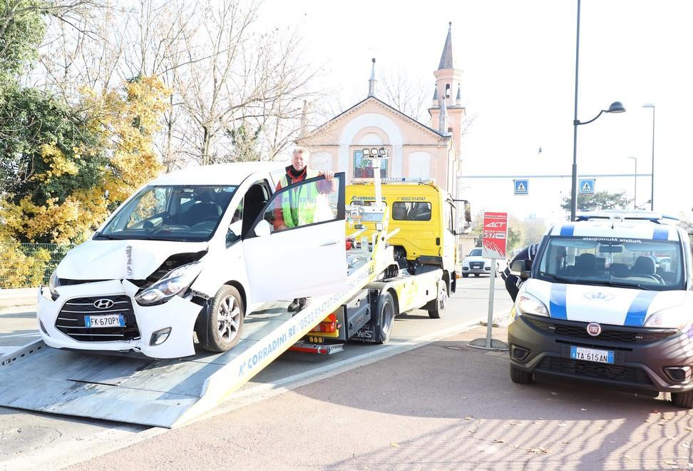 Perde il controllo della sua auto e va a sbattere contro un palo