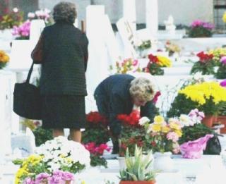 Persone all’interno di un cimitero