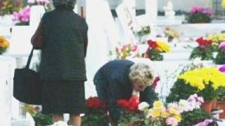 Persone all’interno di un cimitero