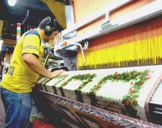 Operaio al lavoro in un’azienda tessile