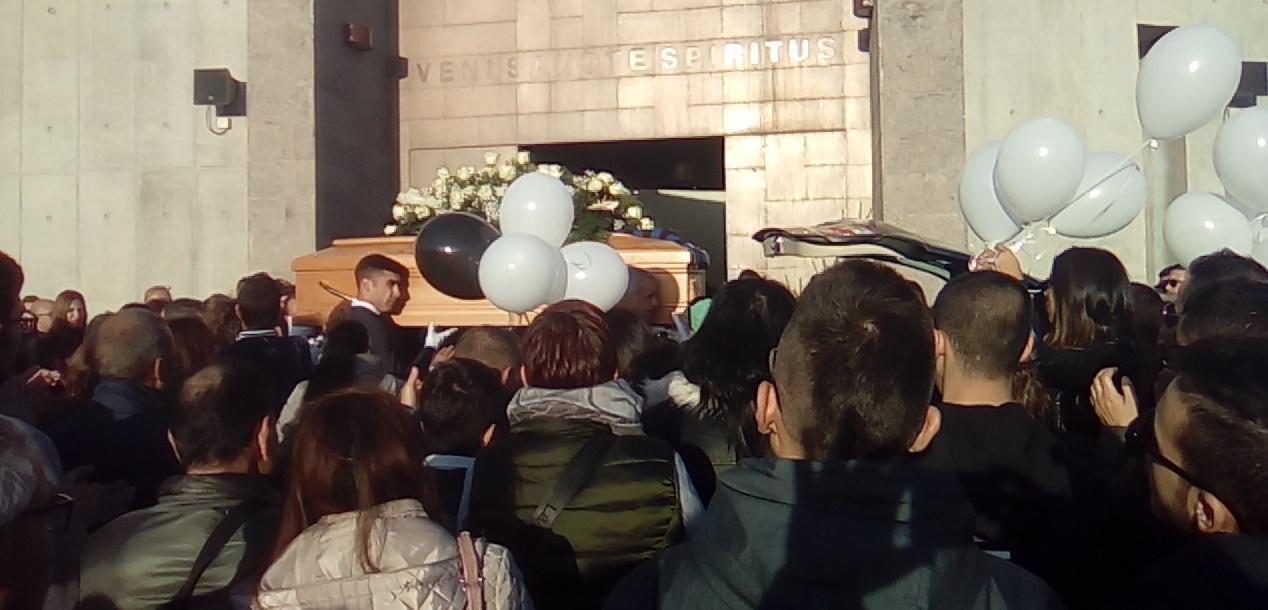 L'ultimo saluto a Gavinuccio Cau, il 25enne di Porto Torres morto nel rogo