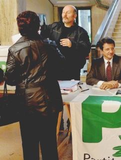 Uno dei seggi in centro a Pontedera per le primarie del Pd