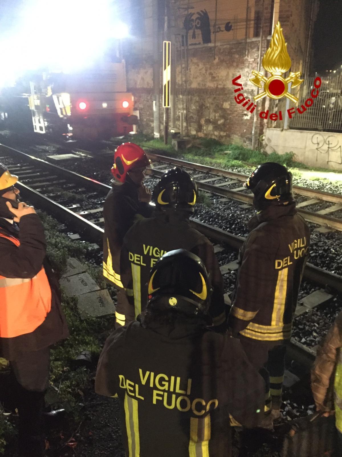 I vigili del fuoco al lavoro sul luogo dell'incidente