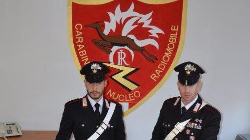 I carabinieri con alcune piantine di marijuana sequestrate