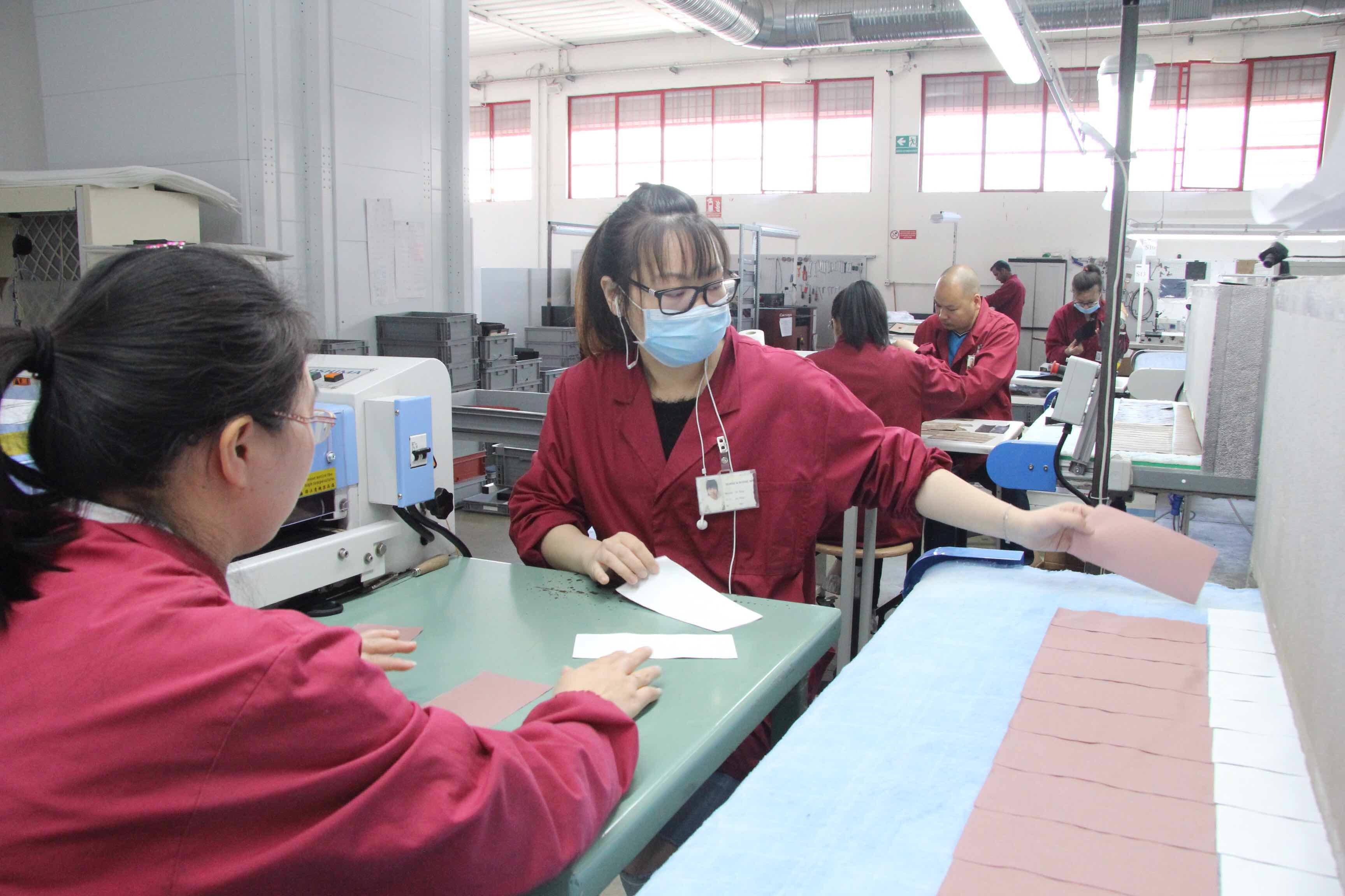 Donne cinesi al lavoro in un'azienda di pelletteria (foto d'archivio)
