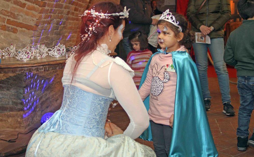 I bambini giocano con la storia 
