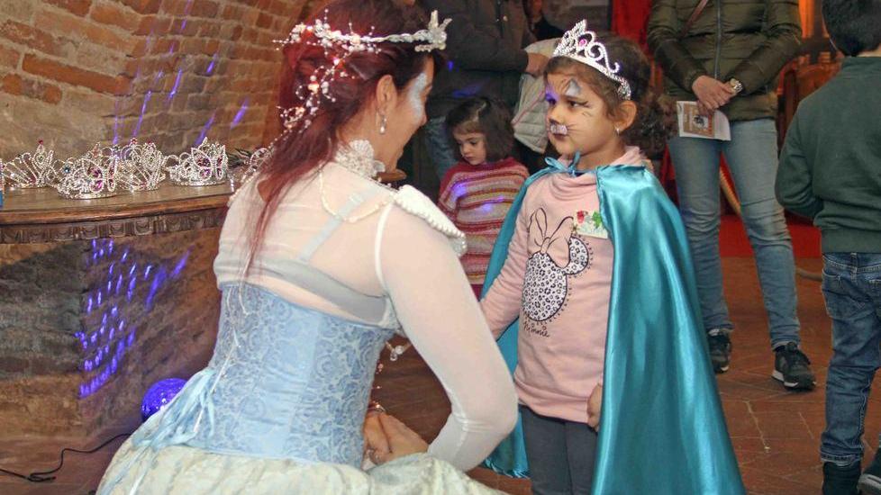 I bambini giocano con la storia