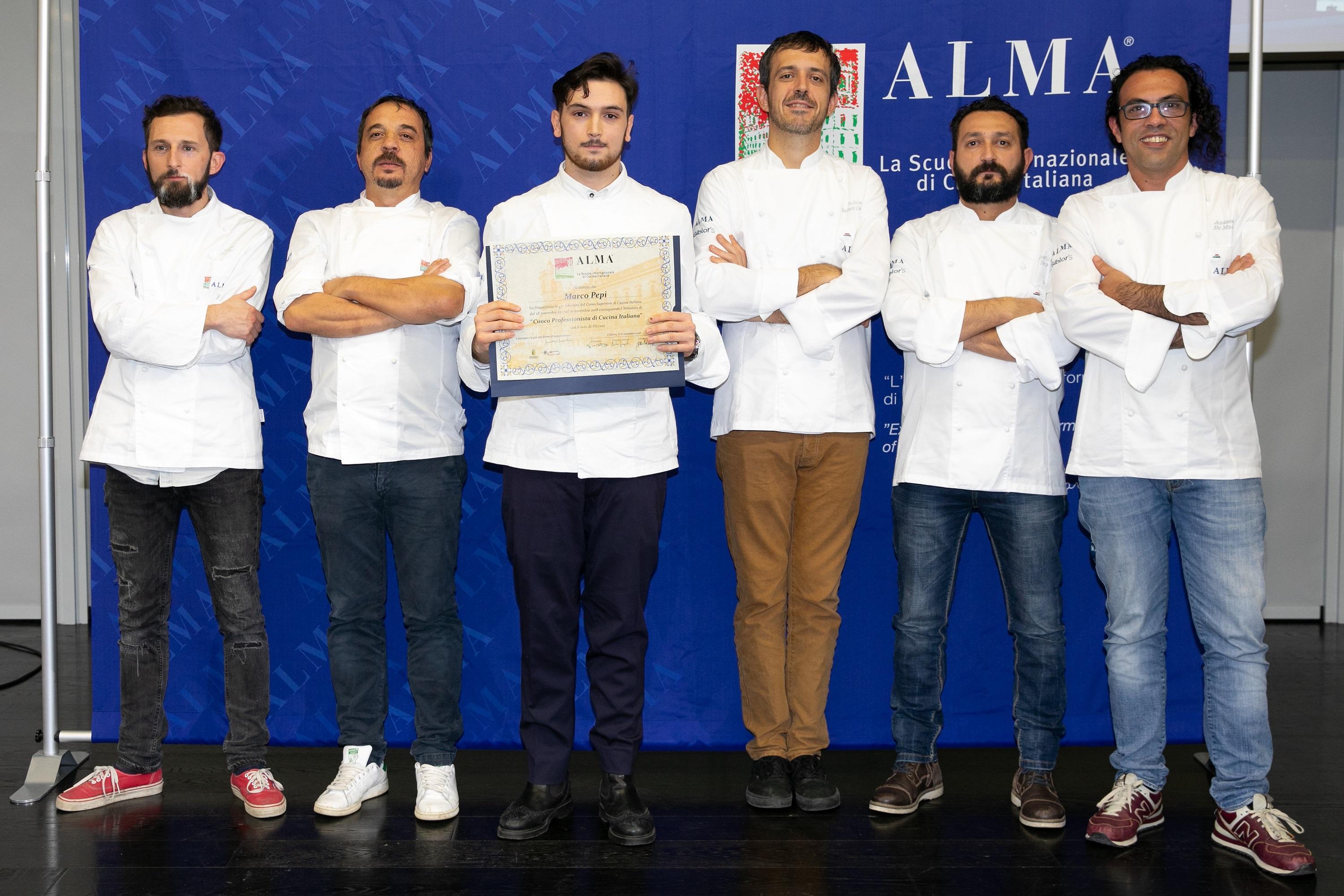 Marco Pepi mostra il diploma conseguito al corso superiore di cucina italiana