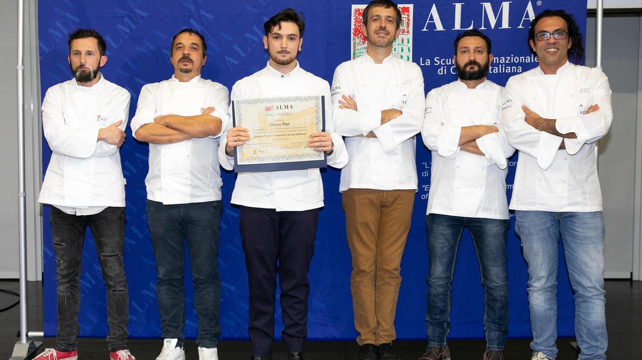 Marco Pepi mostra il diploma conseguito al corso superiore di cucina italiana