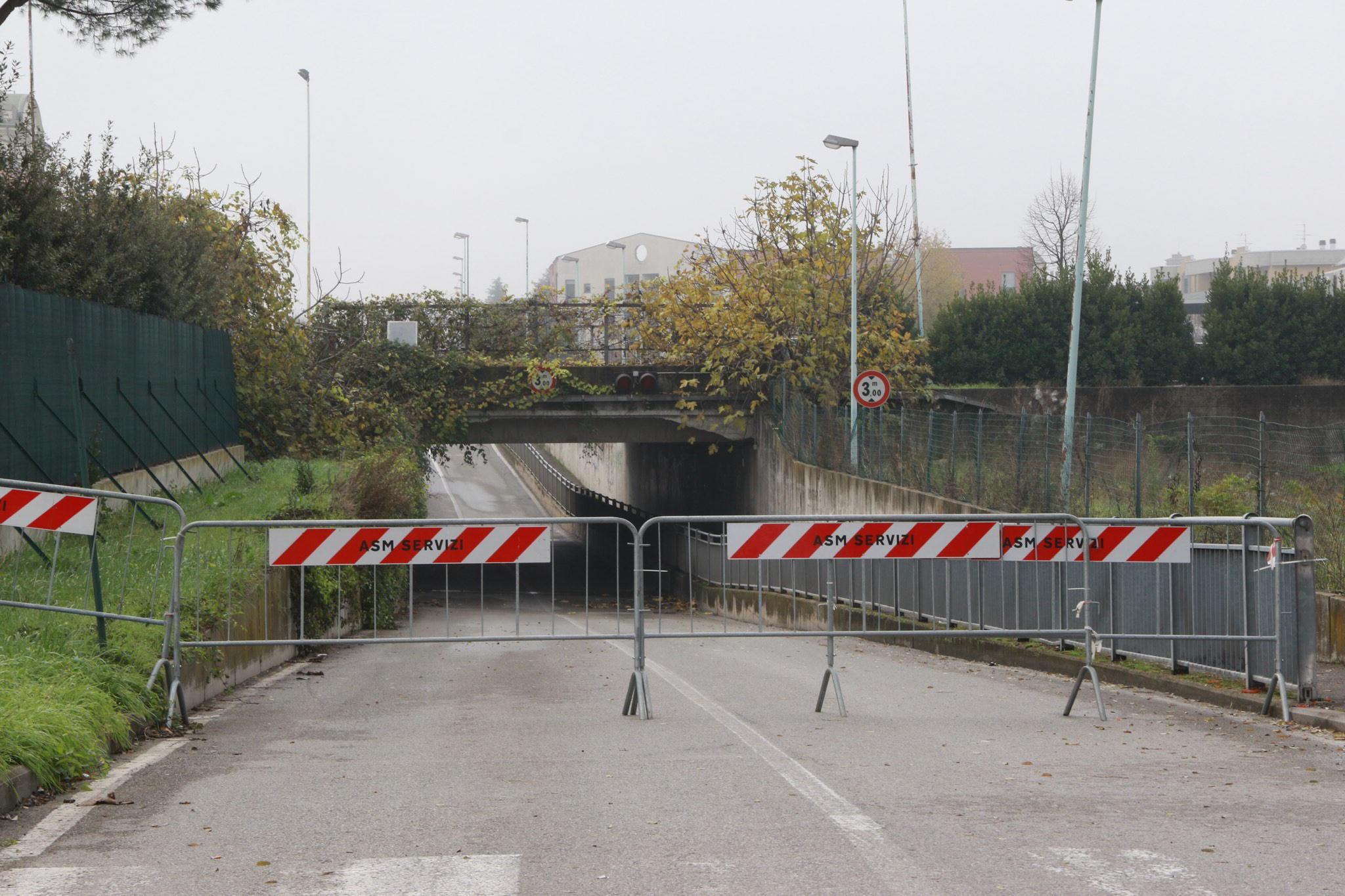 Il cavalcavia di via Fosso dei Masi inaccessibile (foto Sproviero/Batavia)