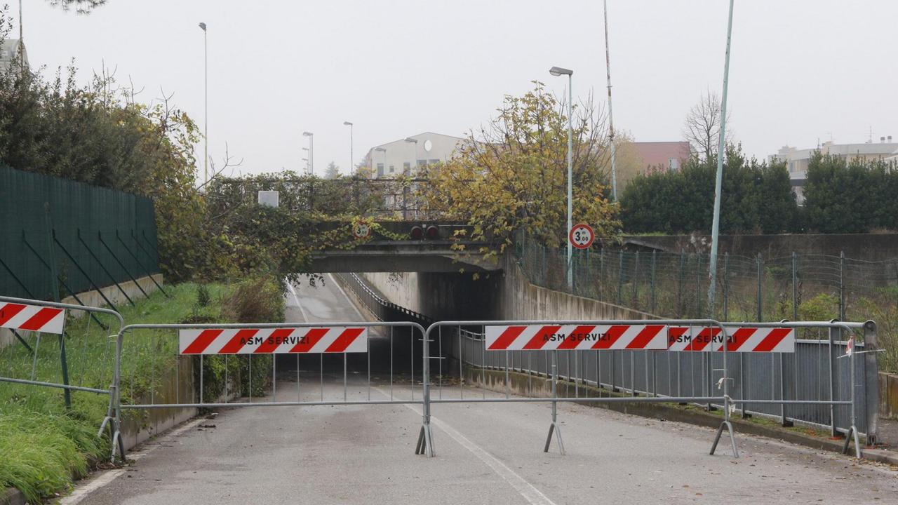 Il cavalcavia di via Fosso dei Masi inaccessibile (foto Sproviero/Batavia)
