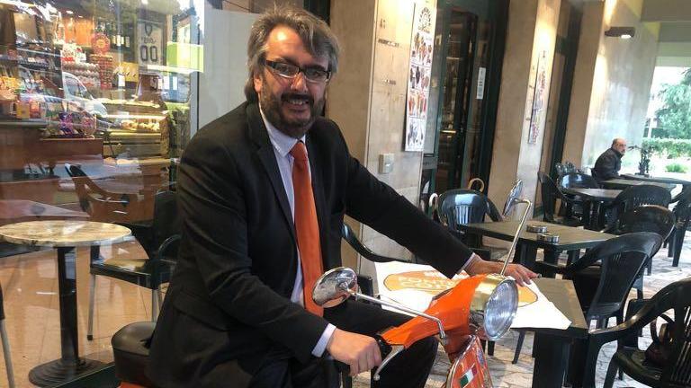 Eugenio Leone ha lanciato la sua candidatura in sella a una Vespa