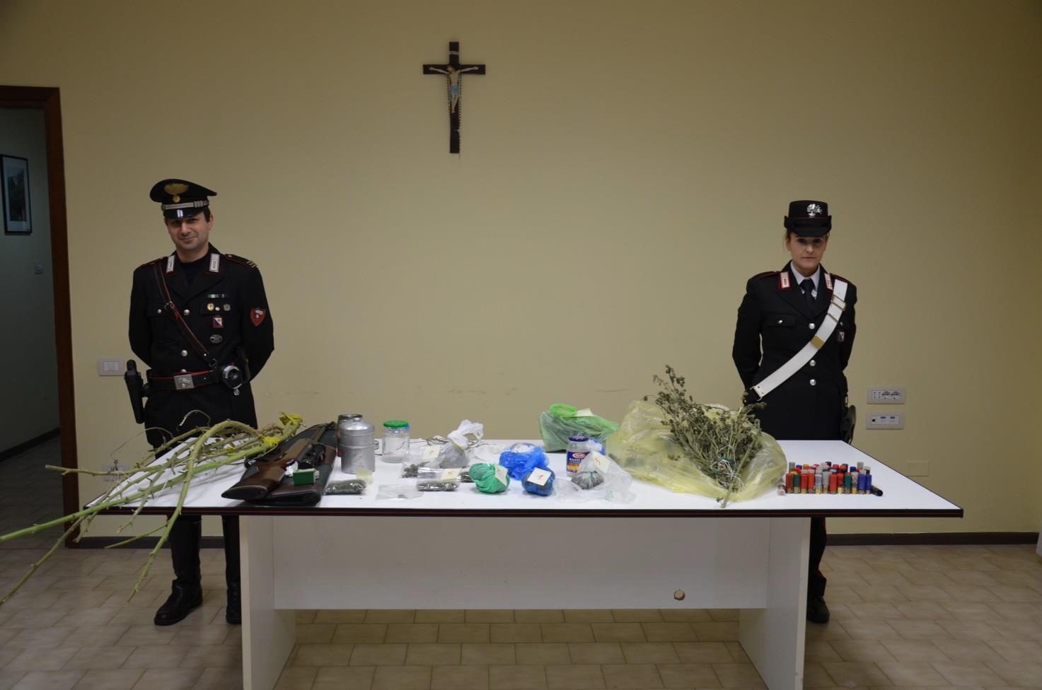 La droga e le armi recuperate dai carabinieri