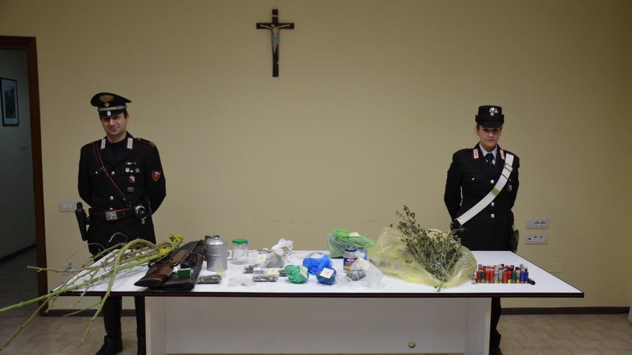La droga e le armi recuperate dai carabinieri