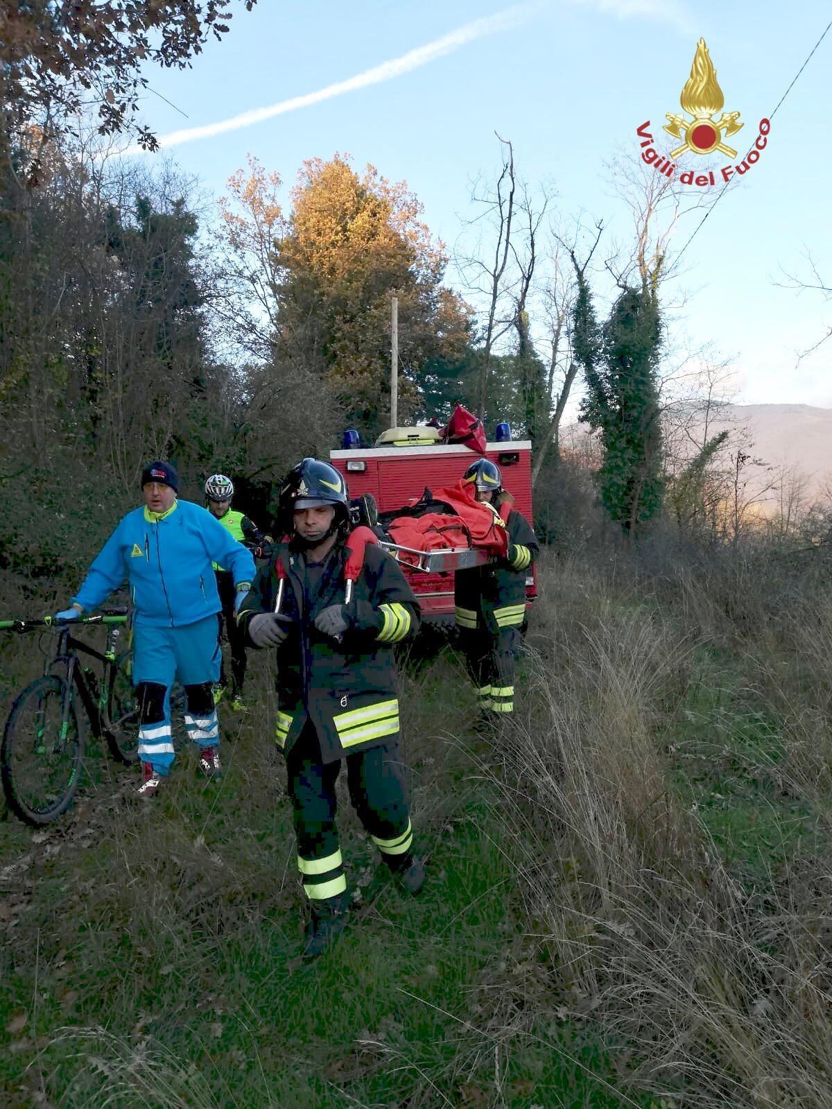 Gamba fratturata per una caduta: soccorso dai vigili del fuoco