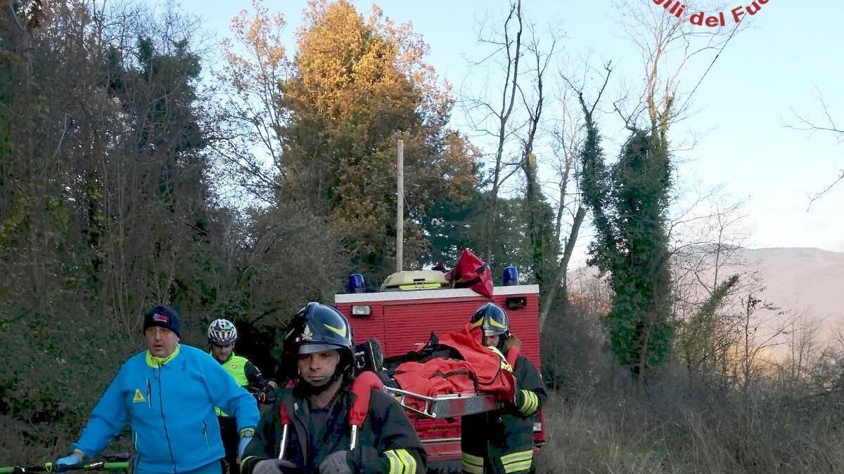 Gamba fratturata per una caduta: soccorso dai vigili del fuoco